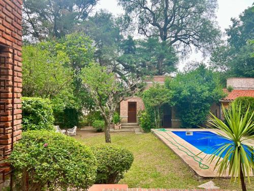 un cortile con piscina e una casa di Espacio de Calma a La Falda