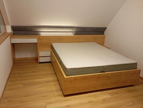 Zielone Wzgórze Sidzina في Sidzina: سرير في غرفة صغيرة مع مكتب