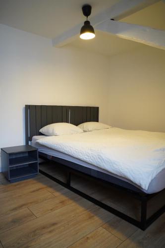 Postel nebo postele na pokoji v ubytování L'appartement de la fontaine