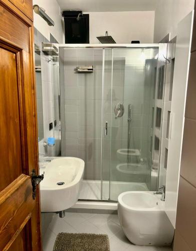Spacious Home 4BR Garden Free Parking Near Center