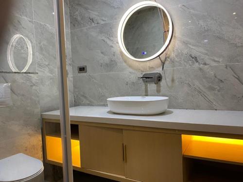 un baño con lavabo y espejo en Hotel P4 City Center Jabalpur, en Jabalpur