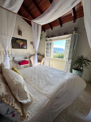 Ένα ή περισσότερα κρεβάτια σε δωμάτιο στο CASA LUZ PRAIA & PAZ