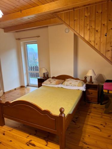 Ένα ή περισσότερα κρεβάτια σε δωμάτιο στο Gospodarstwo Agroturystyczne nad jeziorem MM Piotrowscy