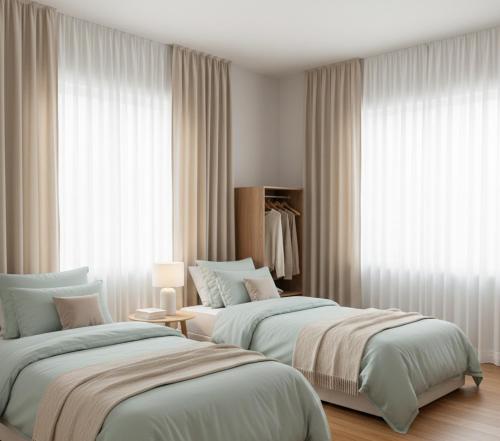 una camera da letto con due letti e una grande finestra di Cruzeiro Hotel Kaş a Kaş