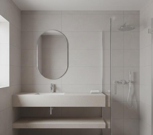 un bagno bianco con lavandino e specchio di Cruzeiro Hotel Kaş a Kaş