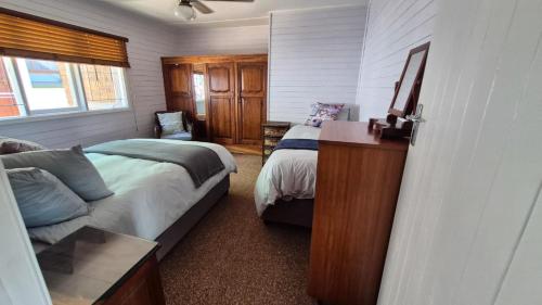 En eller flere senge i et værelse på So-Ja Beach House