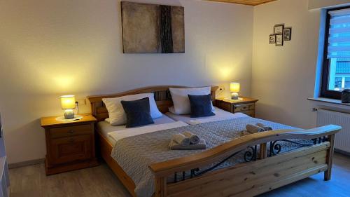 una camera da letto con un letto con le scarpe sopra di Zum Rosenhügel a Hellenthal