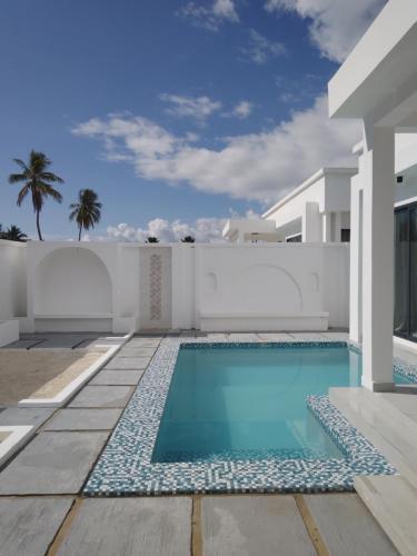 een zwembad in de achtertuin van een huis bij Amour Beach Villas in Paje