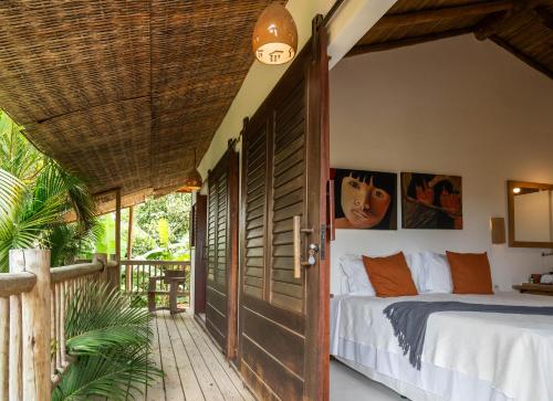 Casa e Pousada Alecrim في ترانكوسو: غرفة نوم بسرير وباب مفتوح