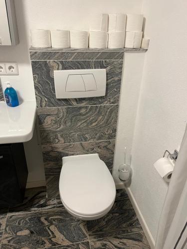 Ferienwohnung Nähe Autobahn Ruhige Lage für Familien & Monteure في Erolzheim: حمام مع مرحاض أبيض ومغسلة