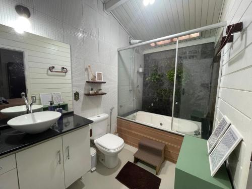 Koupelna v ubytování Oásis Completo no Centro com Piscina e Escritório