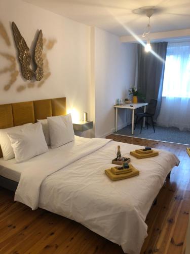 En eller flere senge i et værelse på Gold Angel