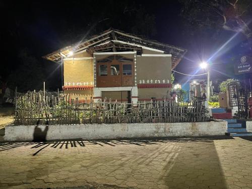 البناء الذي يحتوي الإقامة في منزل