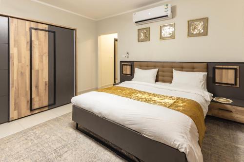 a bedroom with a large bed and a window at كنكون - Cancun in King Abdullah Economic City