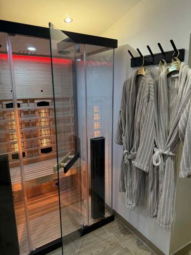 a display case in a room with clothes on hangers at Spa Sola in Mecquignies