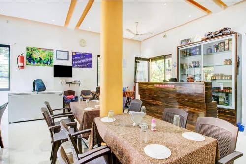 Un televizor și/sau centru de divertisment la Paresh Holiday Resort