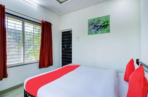 Un pat sau paturi într-o cameră la Paresh Holiday Resort