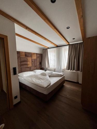 ein Schlafzimmer mit einem großen Bett in einem Zimmer in der Unterkunft Hotel Laerchenhain in Sankt Valentin auf der Haide
