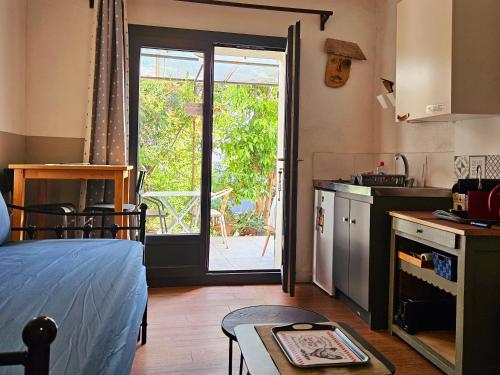 Studette indépendante et coquette avec terrasse sur jardin
