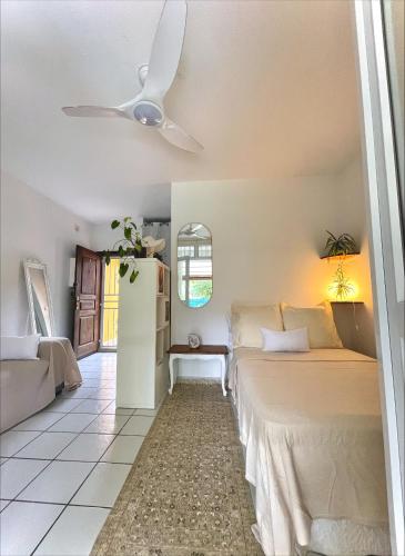 Postel nebo postele na pokoji v ubytování Studio paisible avec jardin