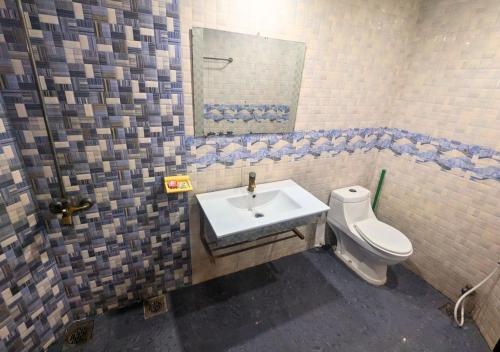 un baño con lavabo e inodoro en Quick continental Hotel - Jail Road, en Lahore