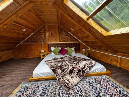 Ένα ή περισσότερα κρεβάτια σε δωμάτιο στο Himalayan Pine Majesty