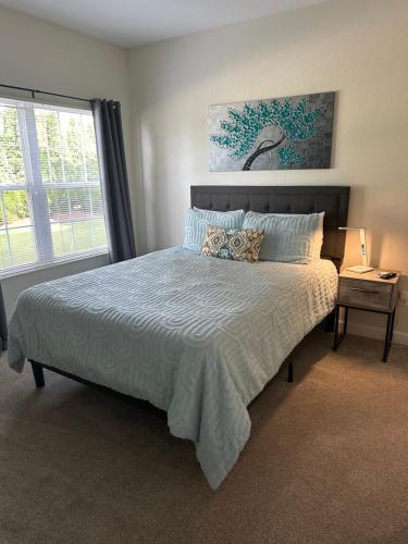 Ένα ή περισσότερα κρεβάτια σε δωμάτιο στο Modern 2bed 2 bath condo