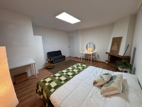 Un dormitorio con una cama grande en una habitación. en Estudio Las Rozas de Madrid, en Las Rozas de Madrid