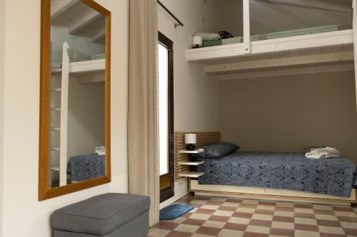 A Cunnicella في برونتي: غرفة نوم مع سرير بطابقين ومرآة