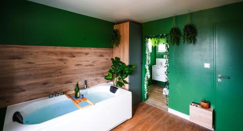 Ένα μπάνιο στο Suite Kozhi - Balnéo privative, Billard, Vidéoprojecteur - Bretagne Sud