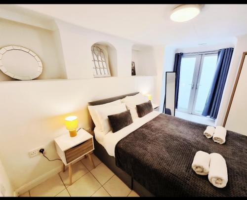 En eller flere senge i et værelse på Kent 1 bedroom apartment 2 mins walk to Gravesend Station & Town Centre