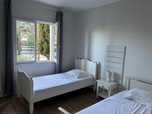 En eller flere senge i et værelse på LA LANDAISE