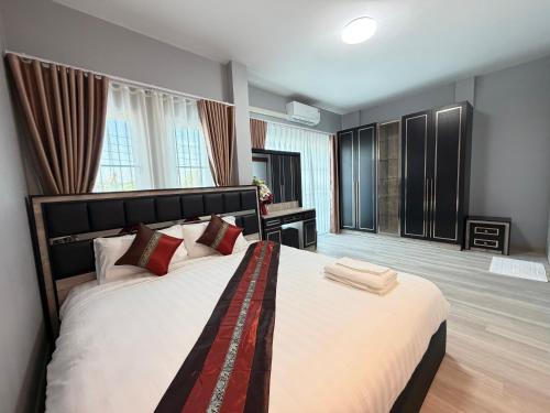 Un dormitorio con una cama grande en una habitación. en Home Hug You, en Chiang Mai