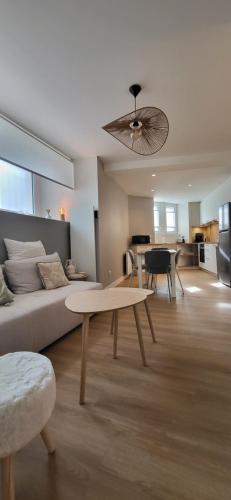 a living room with a couch and a table at T2 Hyper-centre Brest CHU Morvan & Transports in Brest