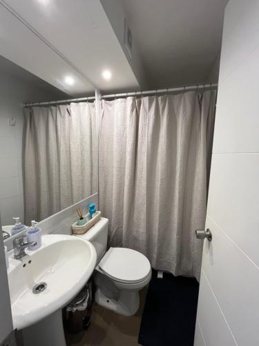 Phòng tắm tại Cómodo Depto en bosques de la candelaria