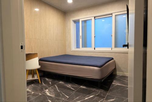 釜山にあるBeaver Stay, Bosuの窓のある部屋のベッド