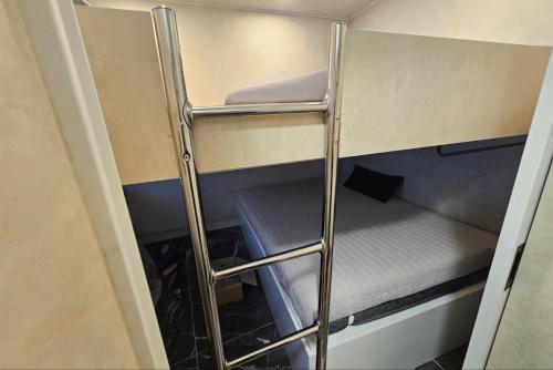 釜山にあるBeaver Stay, Bosuの小さな部屋の空の二段ベッド1台