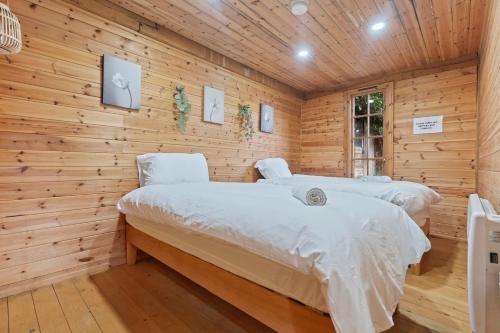 Ένα ή περισσότερα κρεβάτια σε δωμάτιο στο Charming Harvington Cottage - Hot Tub, Pet Friendly, Sleeps 11