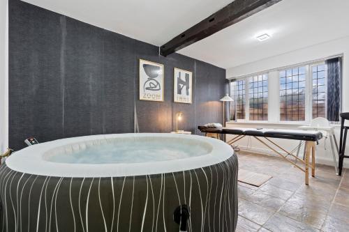 Φωτογραφία από το άλμπουμ του Charming Harvington Cottage - Hot Tub, Pet Friendly, Sleeps 11 σε Stone