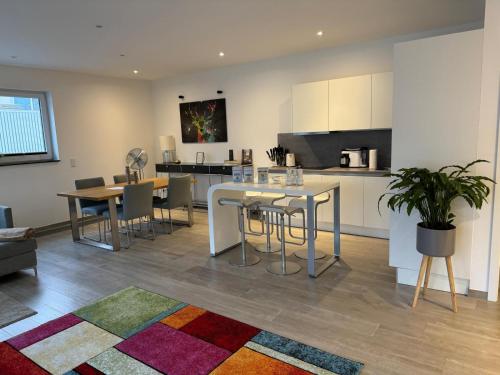 Η κουζίνα ή μικρή κουζίνα στο 1 ZKB Komfort Apartment Nähe Weihnachtsmärkte Köln & DOM