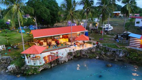 Panglima Resort Semporna في سيمبورنا: اطلالة جوية على منزل على نهر