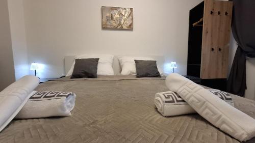 Apartment S في كالسدورف باي غراتس: غرفة نوم بها سرير كبير مع وسادتين