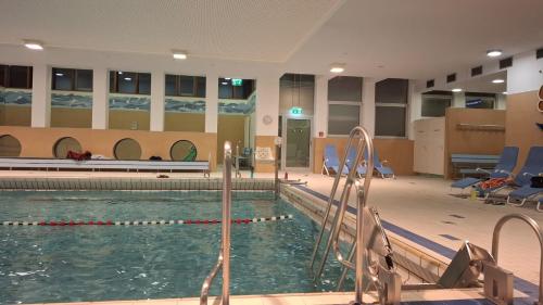 uma piscina interior com piscina em Apartment S em Kalsdorf bei Graz