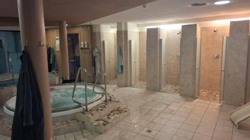 Apartment S في كالسدورف باي غراتس: حمام كبير مع حوض استحمام ودش