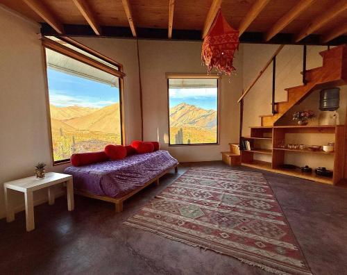 Una sala de estar con un sofá y una ventana grande. en Santuario Hexágono Mamalluca, en Vicuña