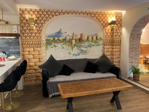 una sala de estar con un sofá y una mesa en Los Siete Arcos, en Granada