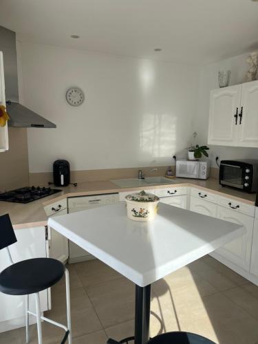 Maison indépendante في موجيو: مطبخ بدولاب بيضاء وطاولة بيضاء