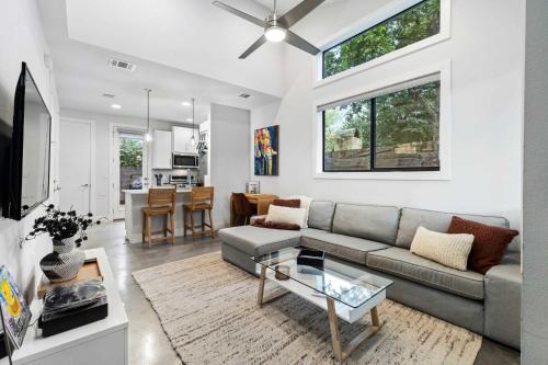 Μια τηλεόραση ή/και κέντρο ψυχαγωγίας στο East Side Haven - Blocks from Local Food Legends