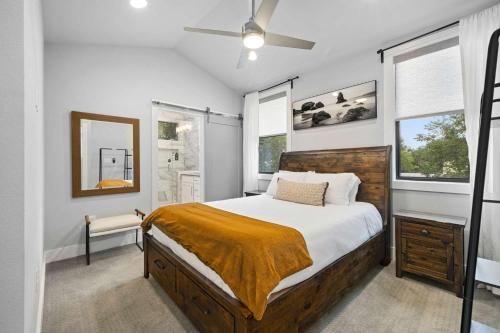 Ένα ή περισσότερα κρεβάτια σε δωμάτιο στο East Side Haven - Blocks from Local Food Legends