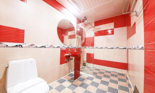 a bathroom with a toilet and a mirror at 천안 호텔 하루 in Tujŏng-dong